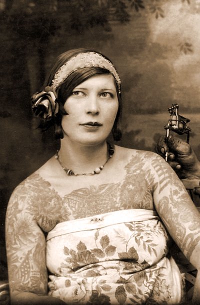 Mujer siendo tatuada por Charles Wagner, c.1905 de Unknown